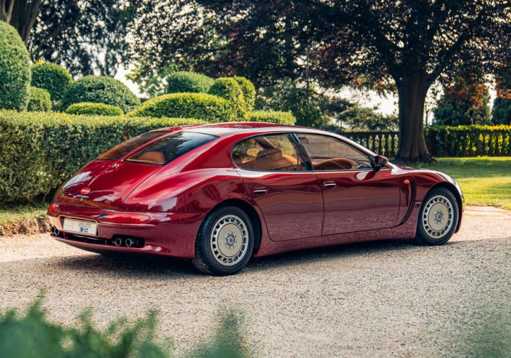 La berline Grand Tourisme Bugatti EB112 célèbre son 30ème anniversaire