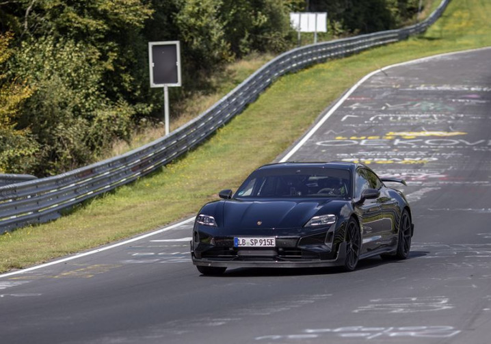 Un Porsche Taycan de présérie parcourt la Boucle Nord du Nürburgring en 7:07,55 minutes