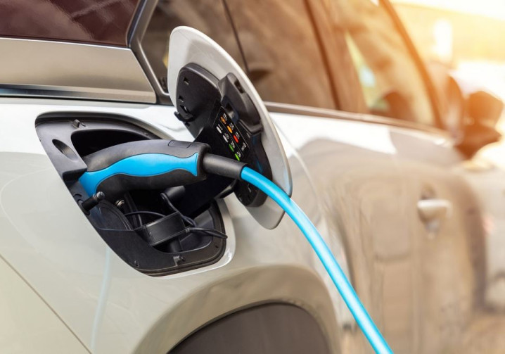 Plus d'un Français sur deux juge le coût d'achat de la voiture électrique trop élevé