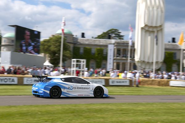 La Nissan Leaf s'offre des tours de circuit de Goodwood en marche arrière