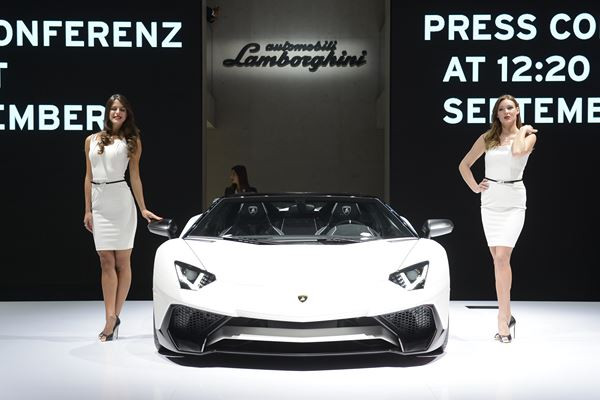 Les hôtesses du salon de l'automobile de Francfort 2015