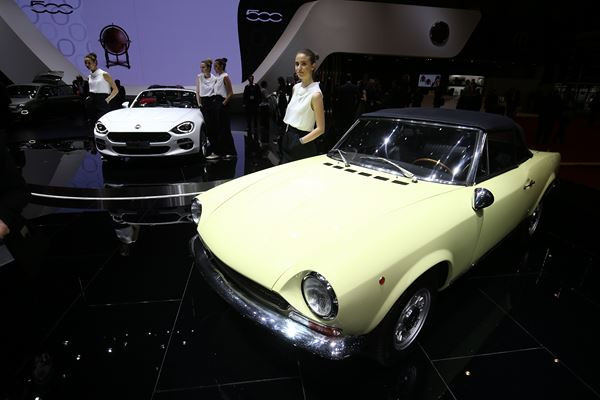 La 86ème édition du salon de l'automobile de Genève au travers de ses hôtesses