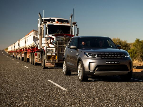 Le Land Rover Discovery 3.0 litres 258 ch tracte un train routier de 110 tonnes