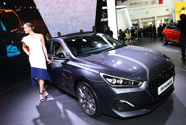 Les hôtesses du salon de l'automobile de Francfort 2017