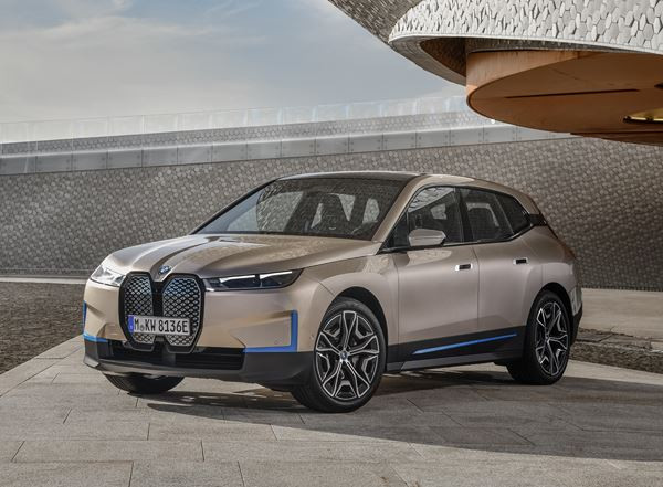 Le grand SAV BMW iX électrique annonce une voie futuriste de voitures de luxe