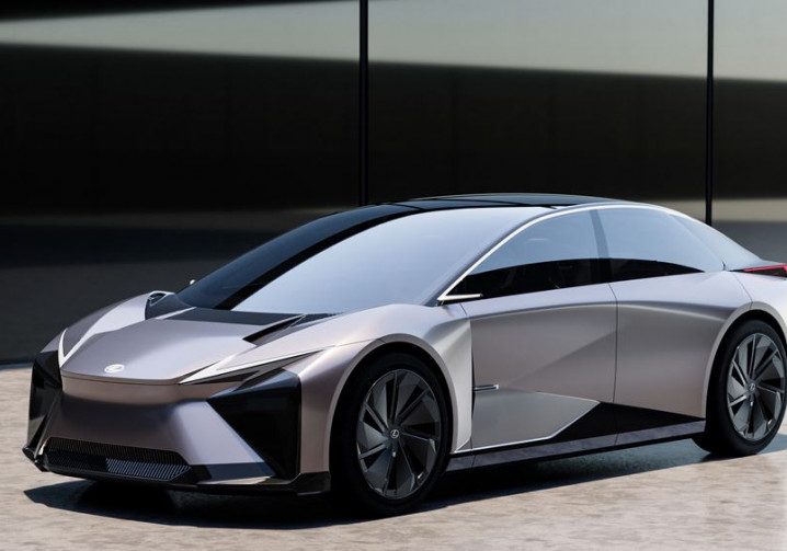 Le concept-car Lexus LF-ZC annonce une berline électrique à batterie de série à horizon 2026