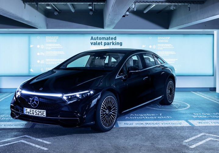 Le système de stationnement automatisé Mercedes-Benz permet au véhicule de se garer tout seul