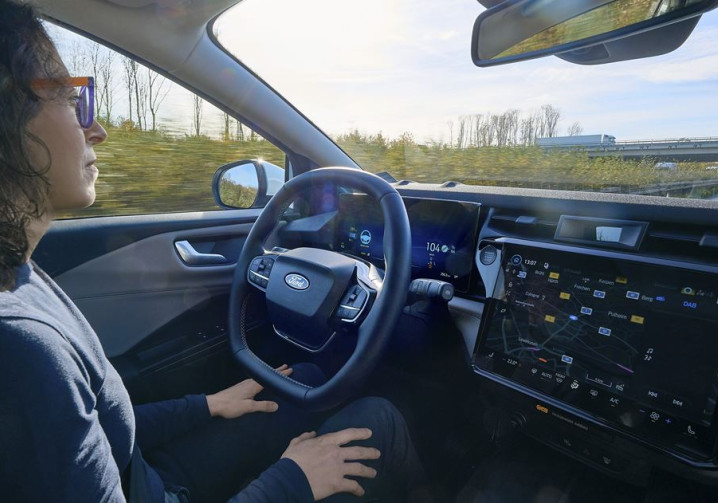 La conduite Ford BlueCruise permet la conduite autoroutière "mains libres, yeux sur la route"