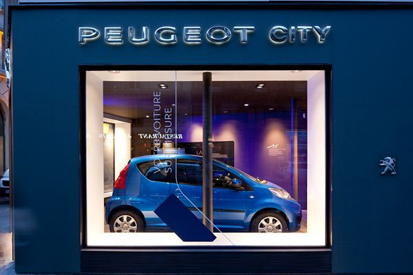 Peugeot présente un concept de distribution automobile destiné au centre ville