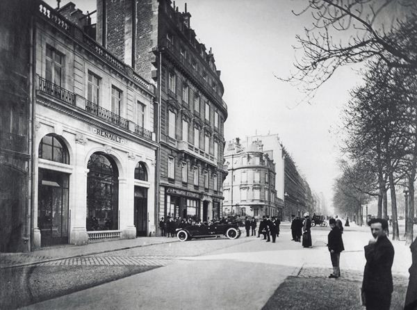 Renault célèbre ses 100 ans de présence sur les Champs-Elysées