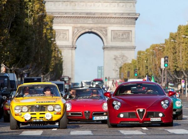 Cent Alfa Romeo célèbrent le centenaire de la marque au Biscione dans les rues de Paris