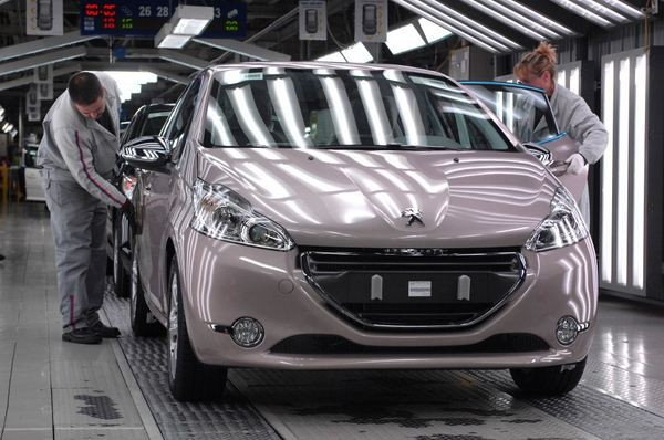 Découvrez en images le montage de la nouvelle Peugeot 208 à Poissy