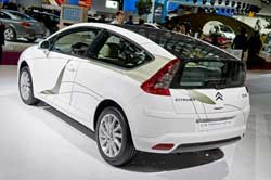 Citroën présente un concept-car C4 hybride diesel