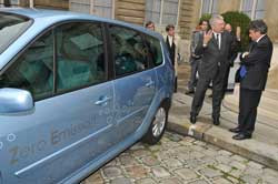 Un Renault Scenic électrique « zéro émission » testé par le Ministre du Développement durable