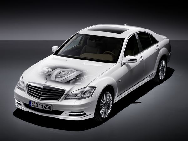 Mercedes commercialise la première voiture hybride alimentée par une batterie lithium-ion