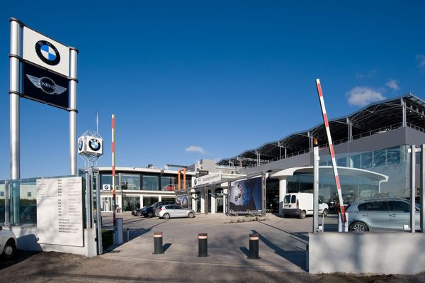 Le concessionnaire BMW de Viterbo près de Rome investit dans des panneaux photovoltaïques