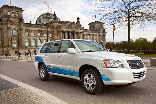 Toyota présente le Toyota FCHV-adv hybride à pile à combustible au Mondial