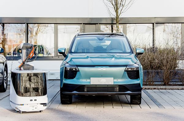 Le robot chargeur autonome mobile Carl d’Aiways administre une charge rapide