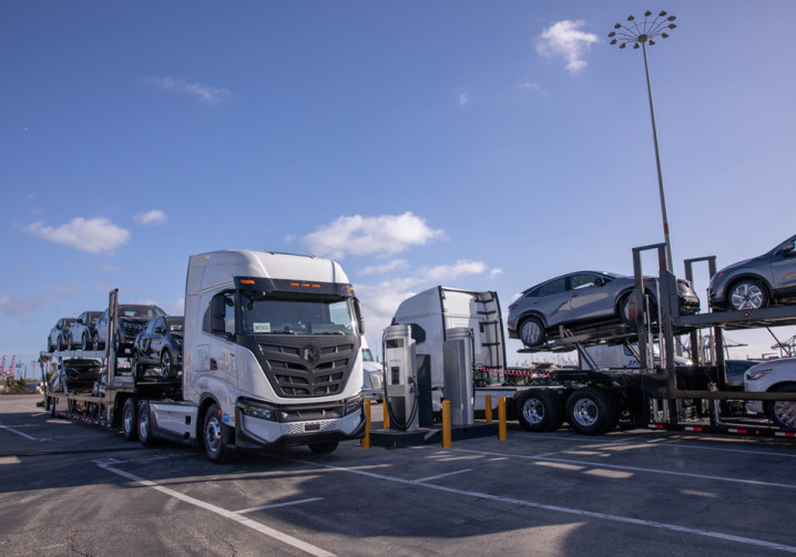 Des poids lourds électriques pour livrer les véhicules neufs aux concessionnaires