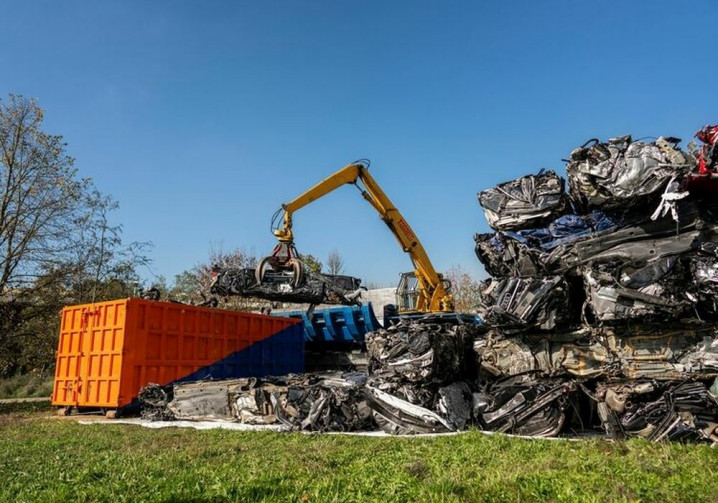 De la ferraille d'acier recyclée utilisée pour fabriquer des voitures