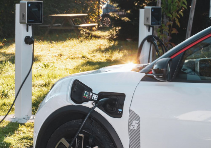 291 143 véhicules électriques particuliers vendus en France en 2024