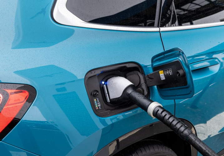 146 392 véhicules hybrides rechargeables particuliers vendus en France en 2024
