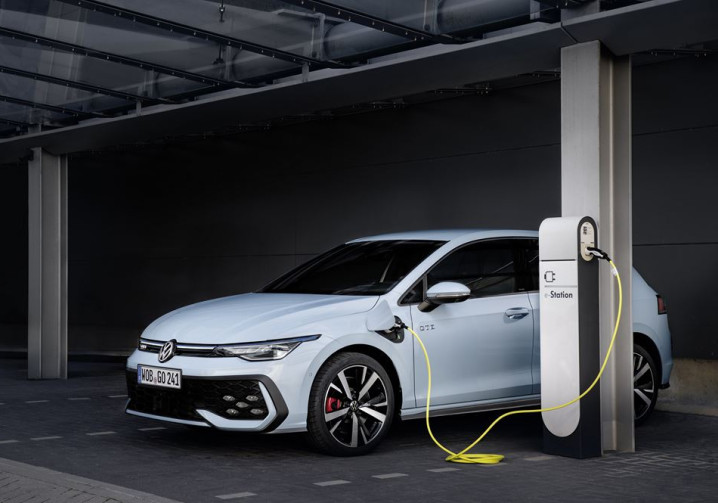 La norme Euro 6e-bis corrige à la hausse de 50 % à plus de 300 % les émissions de CO2 des véhicules hybrides rechargeables