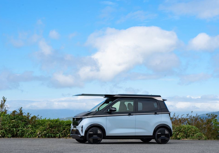 La Nissan Sakura « Ao-Solar Extender » dispose d'un système photovoltaïque extensible installé sur le toit