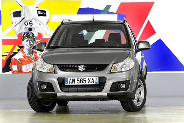 Le Suzuki SX4 s'offre un léger restyling et un nouveau moteur 2 litres DDiS