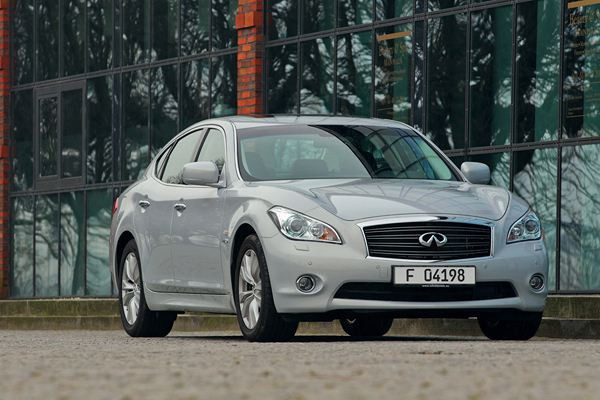 Infiniti lance la déclinaison hybride sa grande berline M