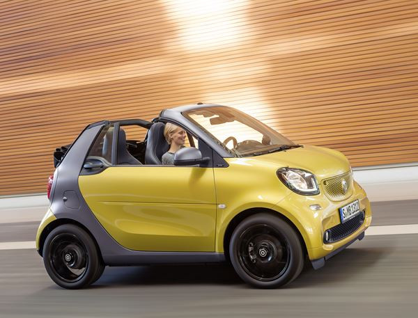 smart fortwo cabrio: un bouton pour profiter de la conduite à ciel ouvert