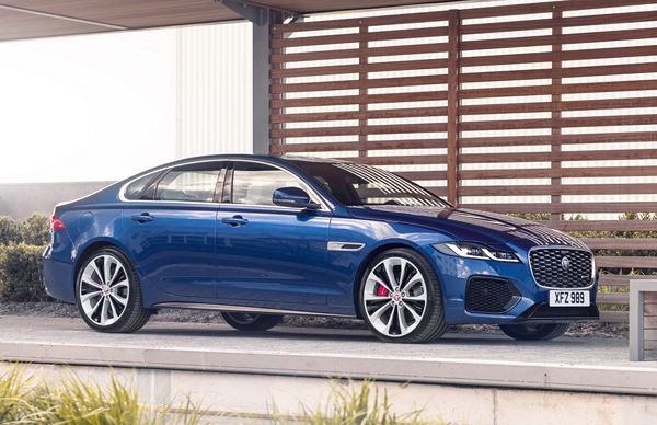 La berline Jaguar XF s’offre un design affirmé
