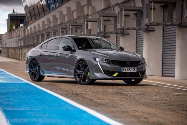 La berline électrifiée radicale 508 Peugeot Sport Engineered délivre 360 ch