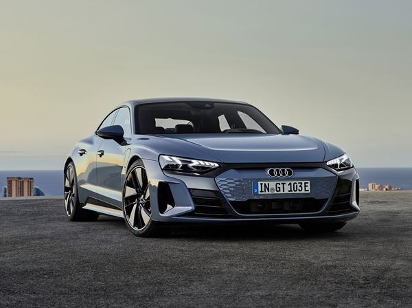 Le coupé quatre portes électrique Audi e-tron GT permet des poussées électrisantes