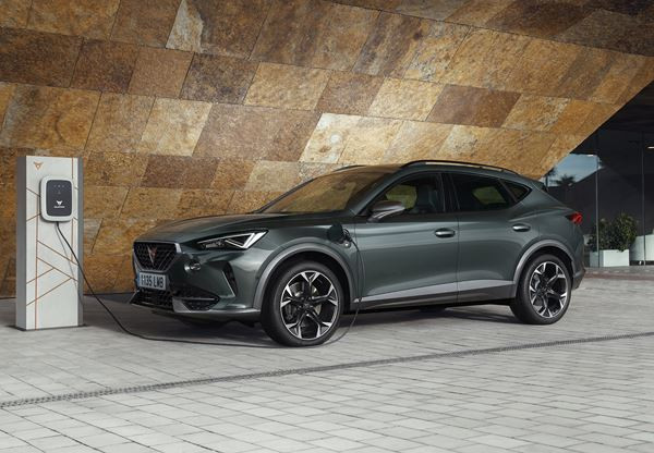 Le crossover sportif Cupra Formentor hybride rechargeable en approche