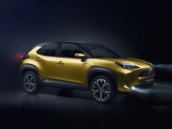 Le SUV urbain surélevé à transmission intégrale Toyota Yaris Cross en approche