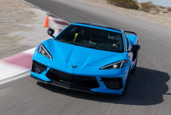 La Chevrolet Corvette Stingray Coupé à moteur central arrière en approche