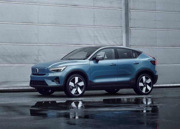 Le crossover coupé compact électrique Volvo C40 en approche
