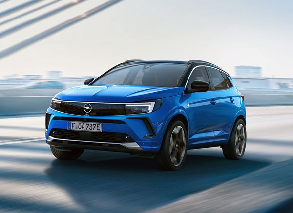 Le SUV compact Opel Grandland arbore le visage de la marque Opel Vizor