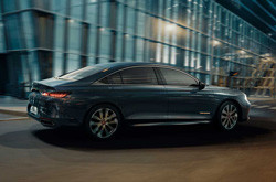 La DS 9 E-Tense 4x4 360 hautes performances revendique un comportement d’exception
