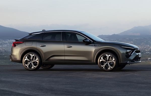La Citroën C5 X innove avec sa ligne originale dans un segment traditionnel