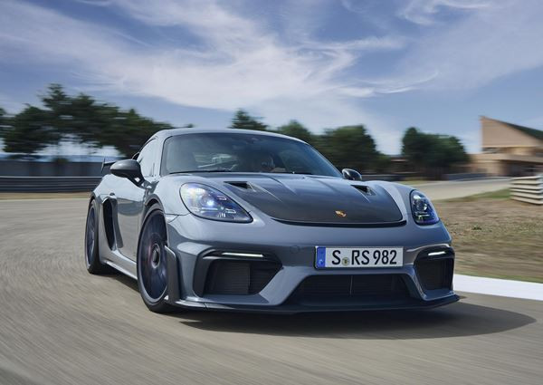 Le Porsche 718 Cayman GT4 RS embarque un moteur central à haut régime de 500 ch