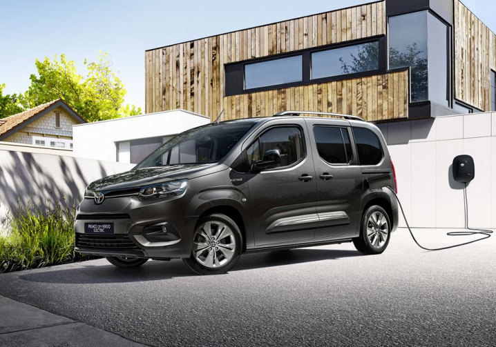Le ludospace électrique Toyota Proace City Verso en approche