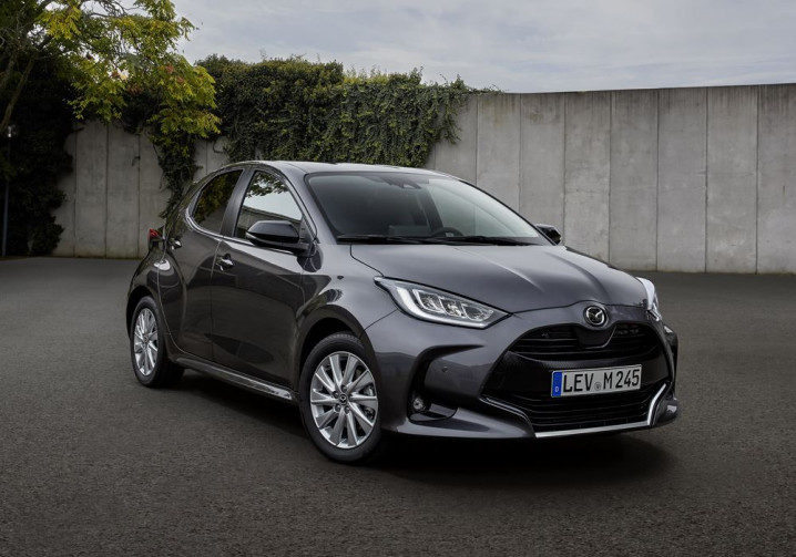 La berline polyvalente Mazda 2 Hybrid en approche