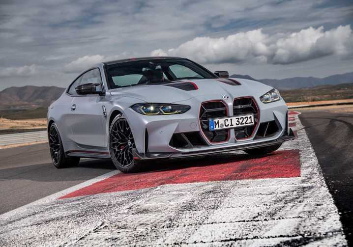 La voiture de sport hautes performances BMW M4 CSL développe 550 ch