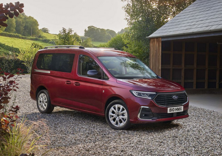 Le véhicule polyvalent Ford Tourneo Connect en approche