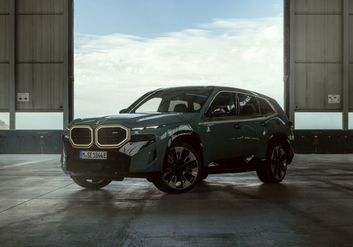 La BMW XM embarque un moteur V8 conjugué à un bloc électrique pour une puissance de 653 ch