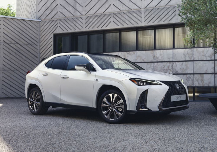 Le SUV compact Lexus UX hybride auto-rechargeable s'offre des améliorations