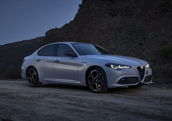 La berline sportive Alfa Romeo Giulia réinterprète la calandre caractéristique « Trilobo »