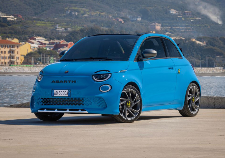 L'Abarth 500e cabriolet électrique revendique une expérience de conduite urbaine cheveux au vent stimulante